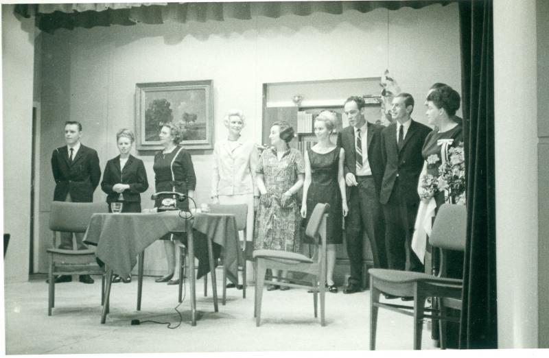 30a met v.l.n.r. Nico Luttik, ---- , Wil vd Loo, Sien Aardenburg-Oenen, Annie Keff-May , Annemarie Visser, ---- , Ruth Keff, Jaap vd Werf, Nel Hagemeyer-van t Veer